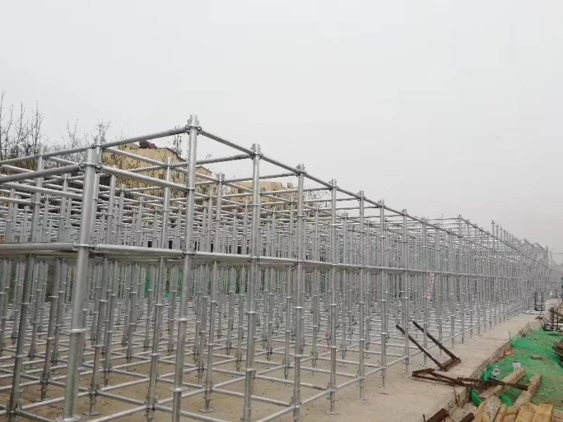 搭建腳手架橫向掃地桿與縱向掃地桿時，怎么設(shè)置好？ (圖1)